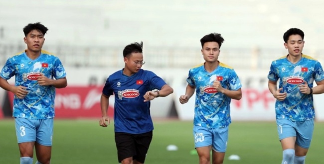 Ba tuyển thủ U22 Việt Nam tập riêng.