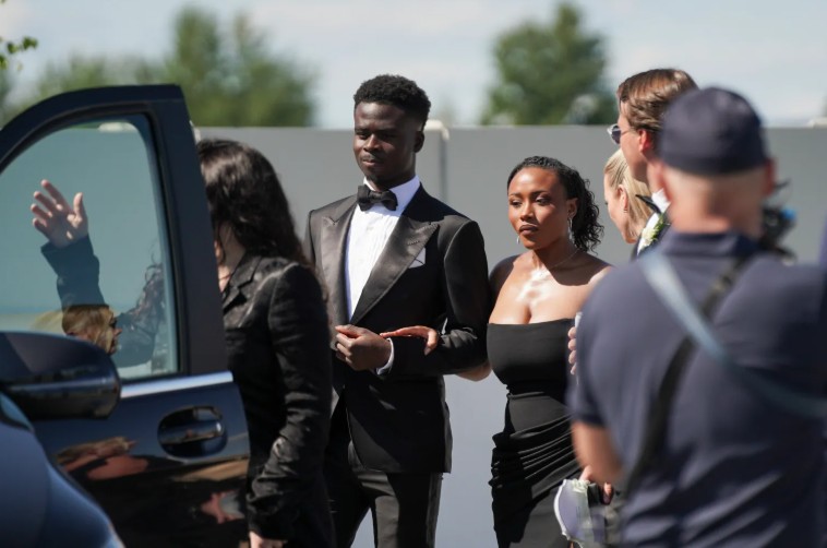 Ảnh bài viết Saka cầu hôn bạn gái Tolami tại London, chia sẻ khoảnh khắc ngọt ngào