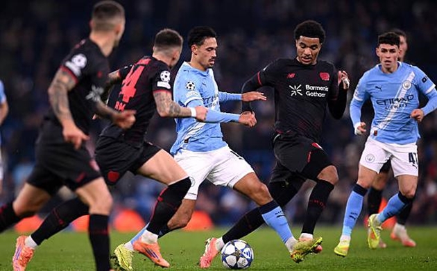 Manchester City gặp vấn đề ở hàng tiền vệ.