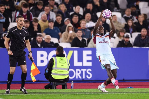 Những tình huống ném biên đang trở thành vũ khí mới mẻ tại Ngoại hạng Anh