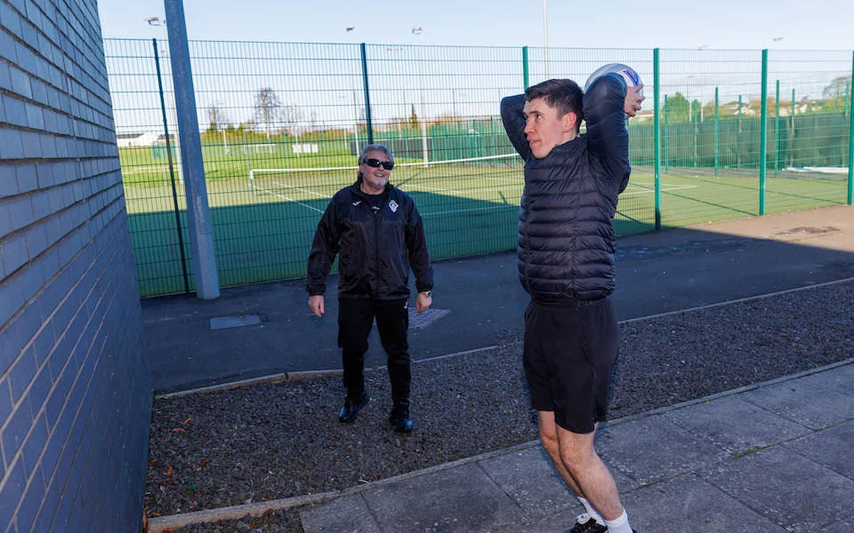 Sam thực hiện bài tập nhiều lần với trái bóng chuyên dụng