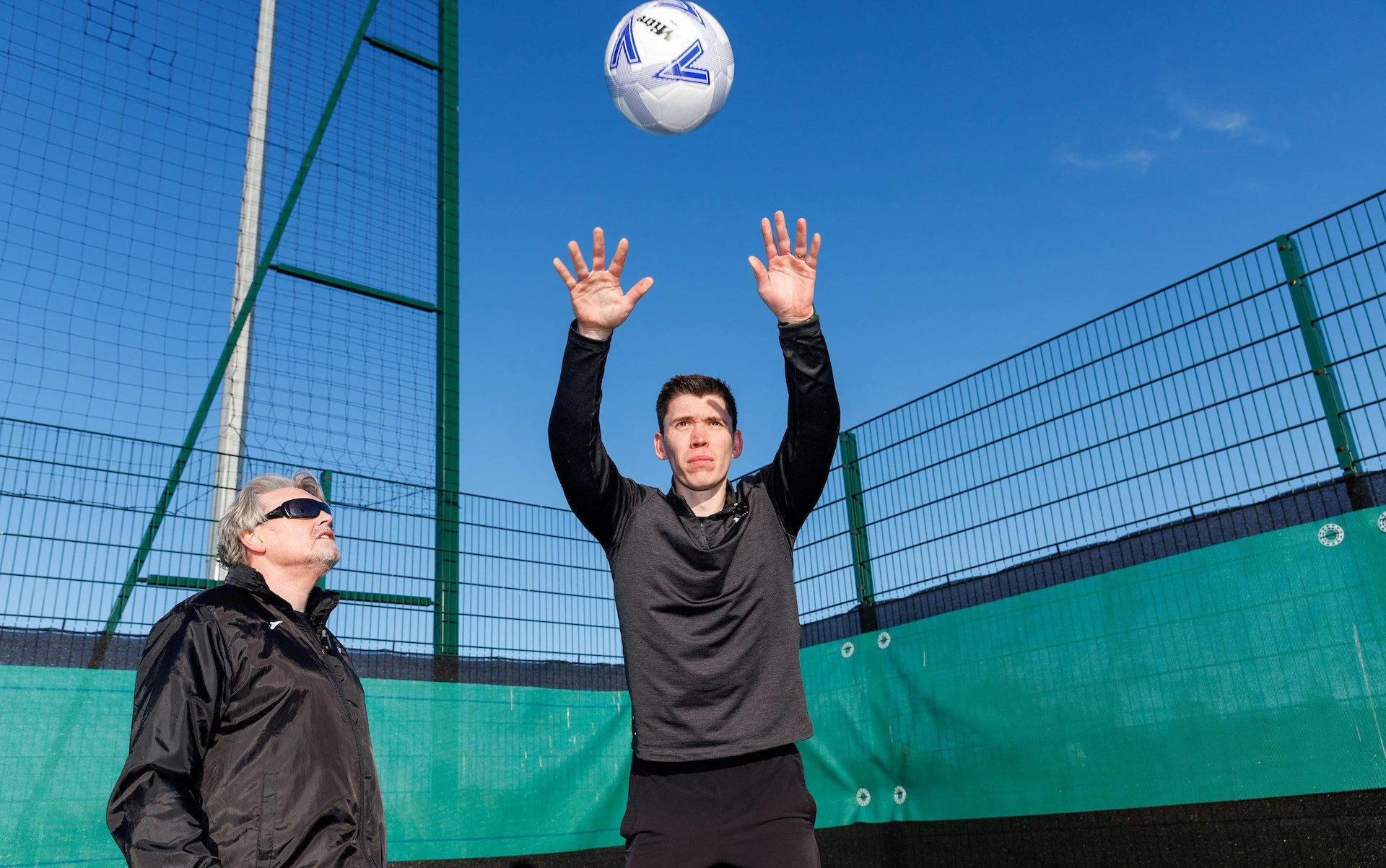 Phóng viên Sam Dean thử nghiệm bài tập ném biên của HLV Anderson