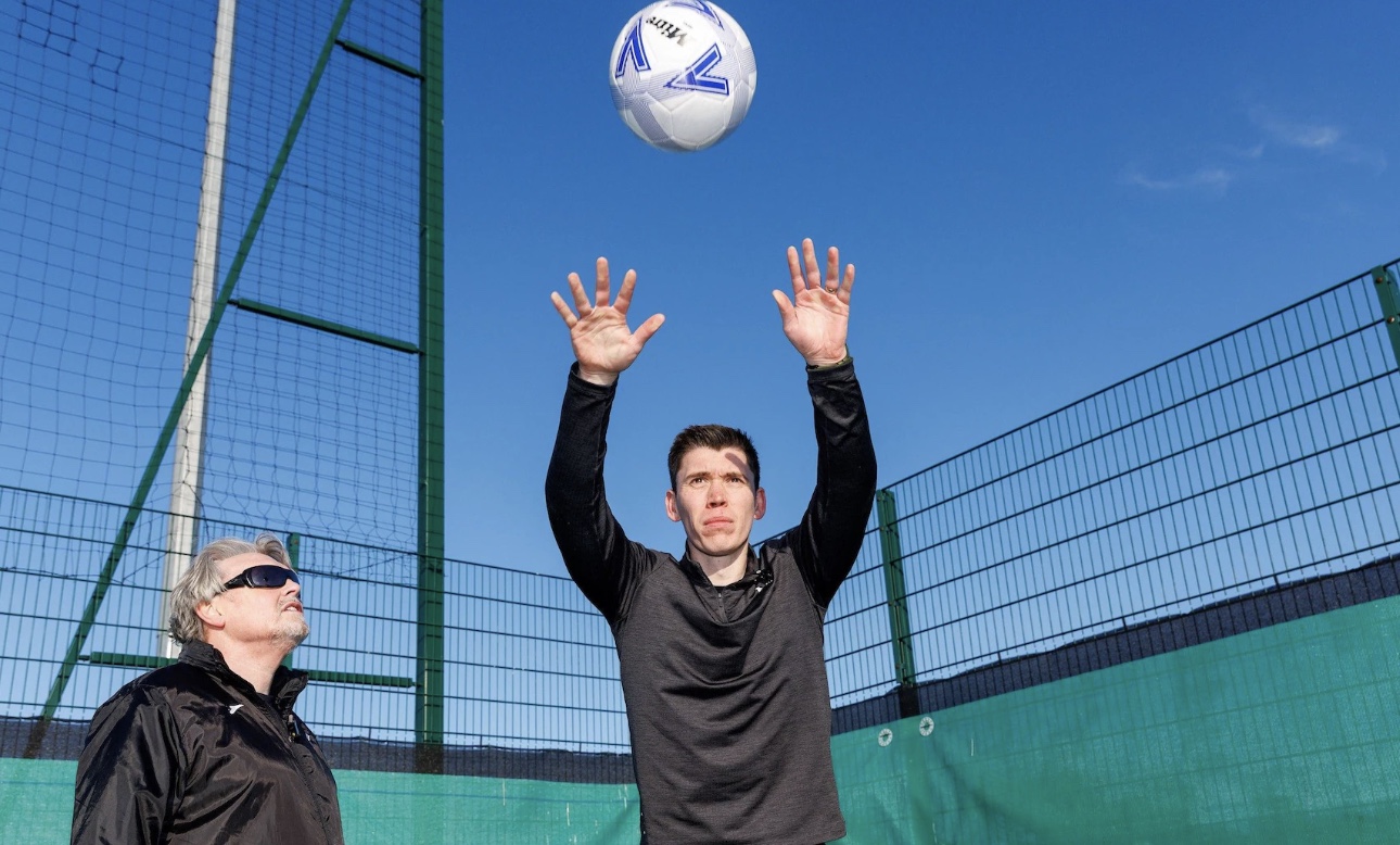 Ảnh bài viết Ném biên xa tại Ngoại hạng Anh: Bí quyết tập luyện với bóng nặng