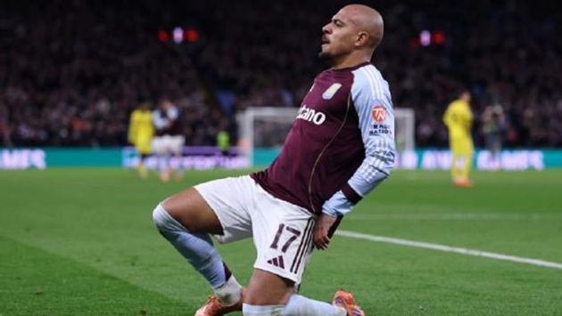 Malen bị CĐV Young Boys tấn công