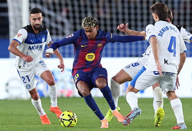 Yamal gây ra nhiều rắc rối cho hàng thủ đối phương.