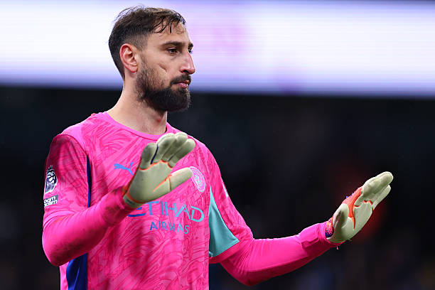 Gianluigi Donnarumma có tình huống giả bị chấn thương.