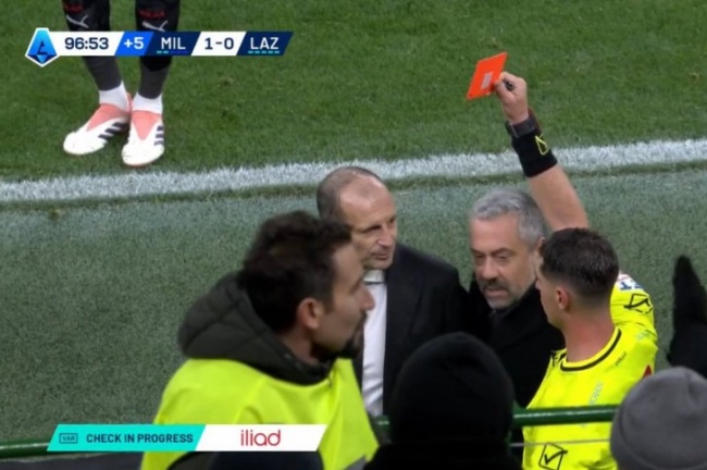 HLV Allegri nhận thẻ đỏ.