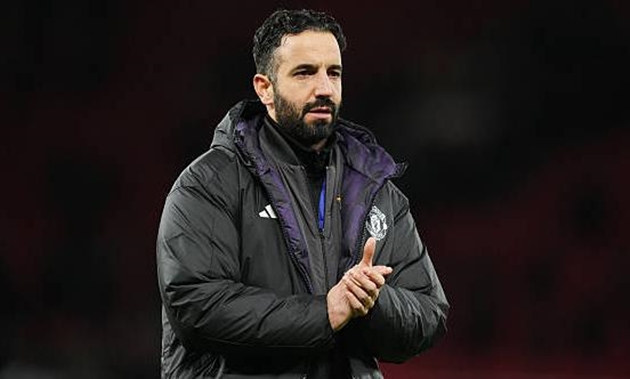 Ruben Amorim thừa nhận Manchester United gặp vấn đề ở hàng phòng ngự.