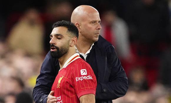 Arne Slot đang khiến Mohamed Salah gặp khó khăn?