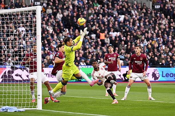 Isak suýt nữa đã mở tỷ số trận đấu. 