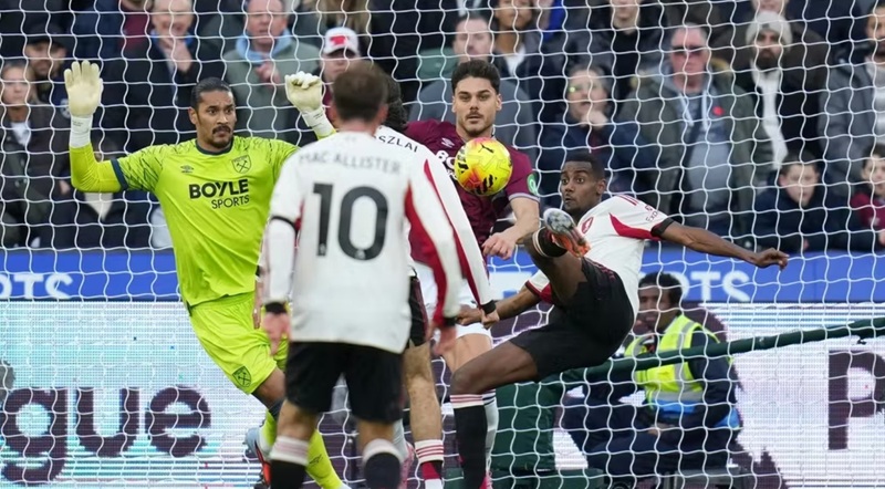 Ảnh bài viết Isak ghi bàn đầu tiên giúp Liverpool vượt ải West Ham