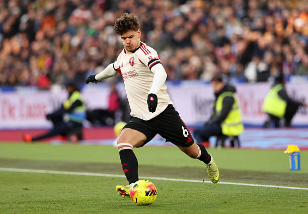 Milos Kerkez - 7.2 điểm. Tăng tốc tốt ở cánh trái, vừa hỗ trợ tấn công vừa góp phần vào khâu phòng ngự.