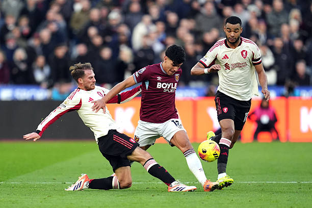 Alexis Mac Allister - 7.1 điểm. Chăm chỉ hoạt động và cố gắng kiểm soát khu trung tuyến, nhưng đôi lúc bị hạn chế bởi thiếu linh hoạt.