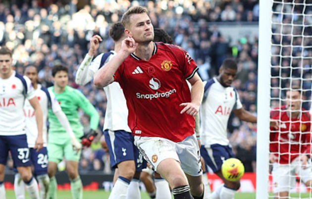 De Ligt hóa người hùng giải cứu Quỷ đỏ trước Tottenham.