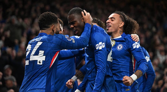 Chelsea mở điểm trong thế thiếu người.