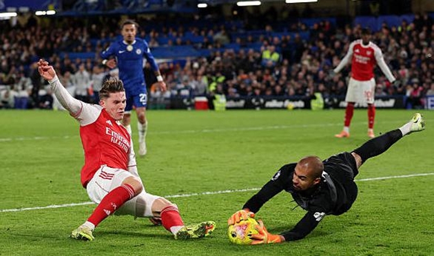 Robert Sanchez 7.3 Đã có một pha cản phá xuất sắc để từ chối cú sút của Gabriel Martinelli trước khi hiệp một kết thúc. Thể hiện sự phân phối bóng tốt.