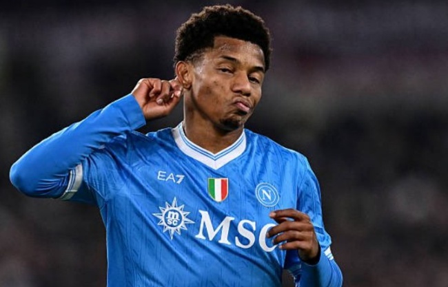 Neres lập công cho Napoli.