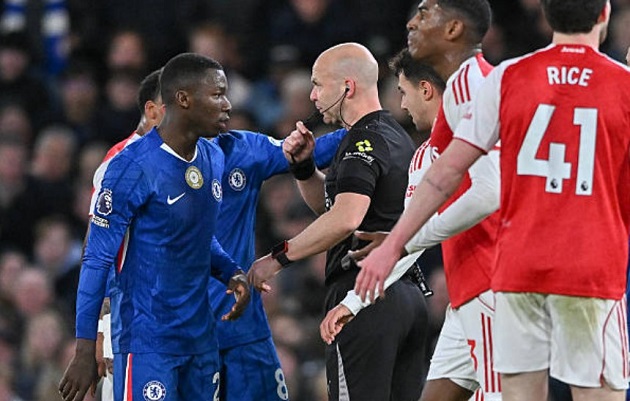 Caicedo khiến Chelsea chơi thiếu người trong hơn 50 phút.