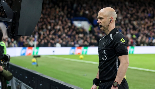 Ảnh bài viết Trọng tài Taylor gây bão khi Chelsea tố VAR áp dụng tiêu chuẩn kép
