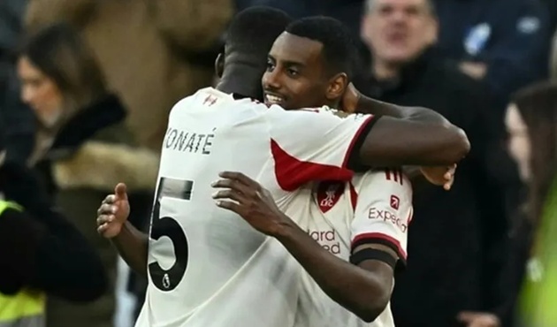 Slot ca ngợi Isak sau bàn thắng trước West Ham