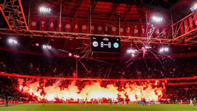CĐV Ajax gây rối bằng cách ném pháo hoa