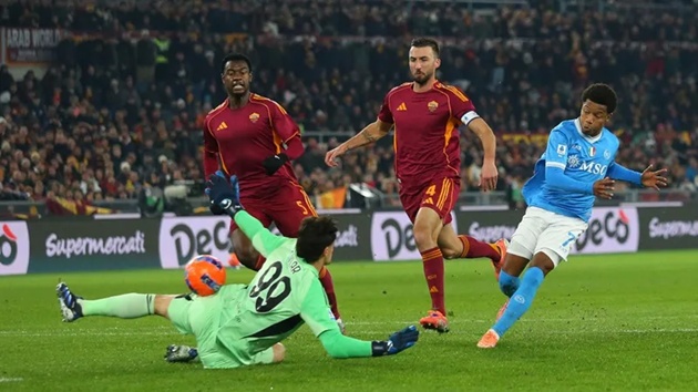 Neres tiếp tục ghi bàn cho Napoli