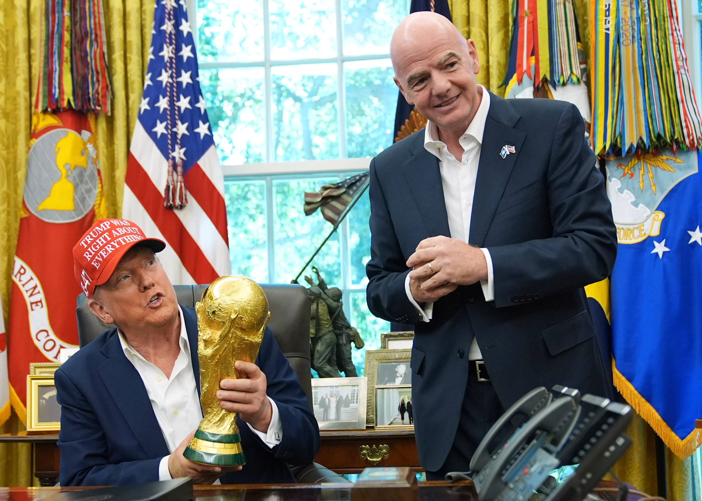 Trump thích thú với chiếc cup World Cup dưới sự chứng kiến của Infantino.