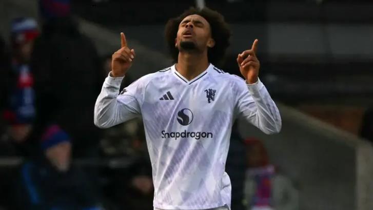 Zirkzee mở đầu cho màn ngược dòng của MU.