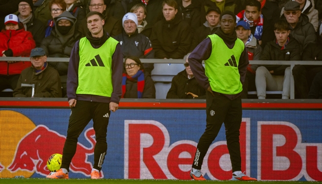 Tương lai của Ugarte và Mainoo đều mù mịt.