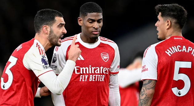 Arsenal đang gặp vấn đề ở hàng phòng ngự.