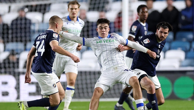 Harry Amass (giữa) là tài năng sáng giá của Man United.