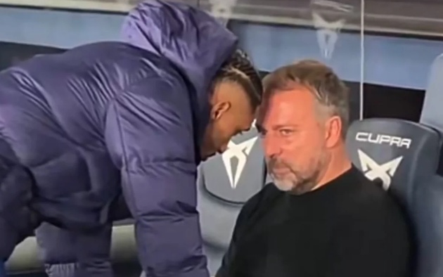 Flick lên tiếng về hình ảnh viral với Raphinha