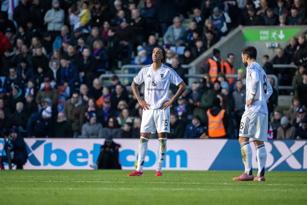 Ảnh bài viết Leny Yoro cần được MU bảo vệ sau trận đấu đáng quên