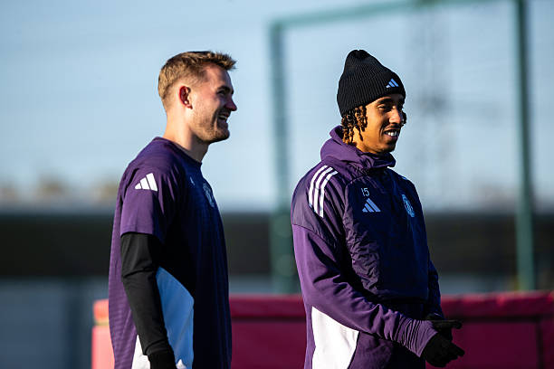 Matthijs De Ligt dành những lời động viên cho Leny Yoro.