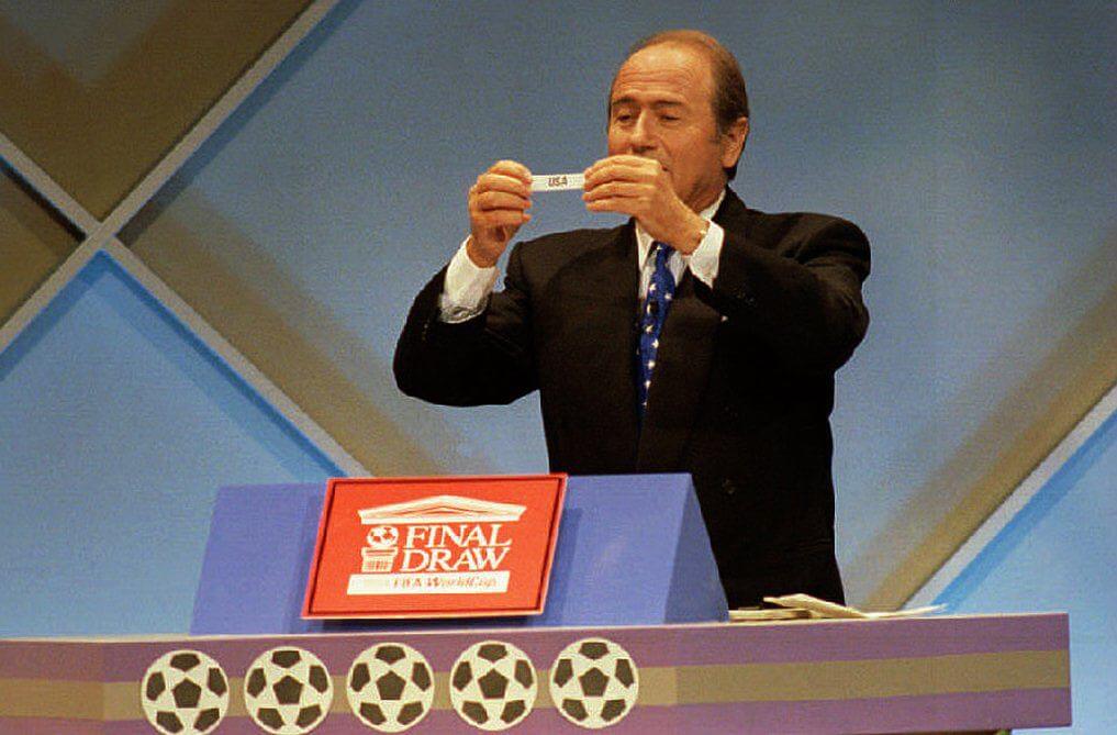 Sepp Blatter và lá thăm của đội chủ nhà Mỹ