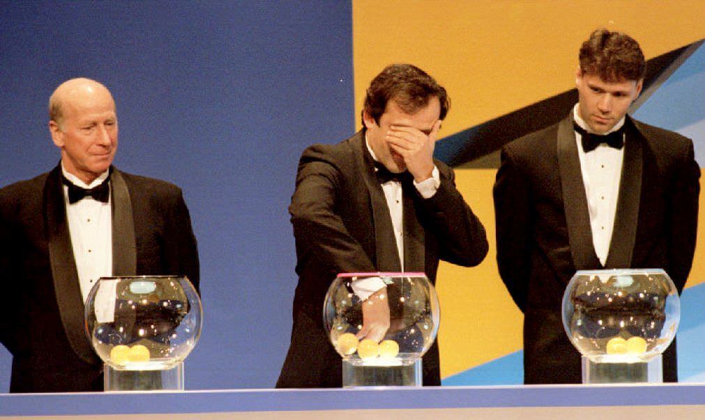 Sir Bobby Charlton, Michel Platini và Marco van Basten (từ trái sang phải) tham gia lễ bốc thăm chia bảng World Cup 1994
