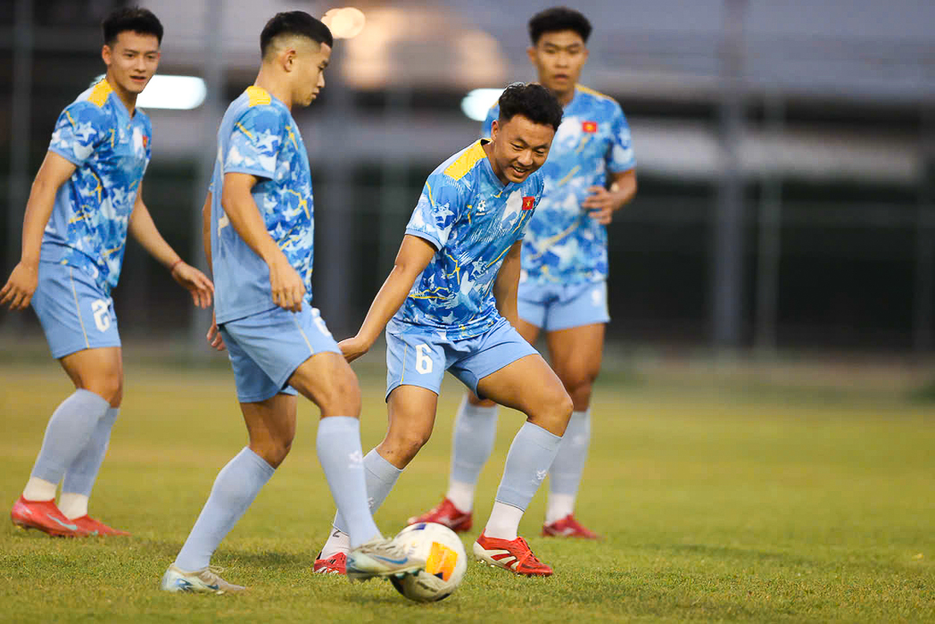 U22 Việt Nam gặp khó vì tình trạng kẹt xe ở Bangkok. Ảnh: VFF.