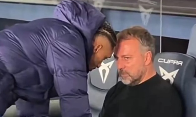 Raphinha an ủi Flick sau khi chứng kiến ông thầy khó chịu với màn trình diễn của toàn đội.