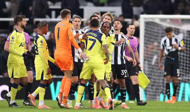 Ảnh bài viết Romero tái hiện siêu phẩm của Rooney, ăn mừng chọc giận Newcastle khiến xô xát bùng phát