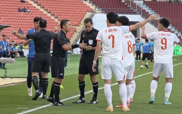 Khoảnh khắc gây tranh cãi trong bàn thắng nâng tỷ số lên 2-1 cho U22 Việt Nam.