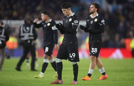 Ảnh bài viết Tosin mắc sai lầm ngớ ngẩn, Chelsea nhận trận thua bẽ bàng