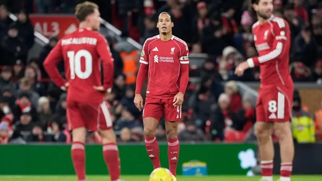 Van Dijk liên tiếp mắc sai lầm khiến Liverpool thủng lưới