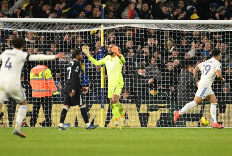 Chelsea phòng ngự như mơ ngủ trước Leeds.