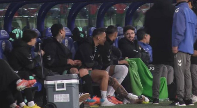 Antony phải chườm đá ở chân trái.