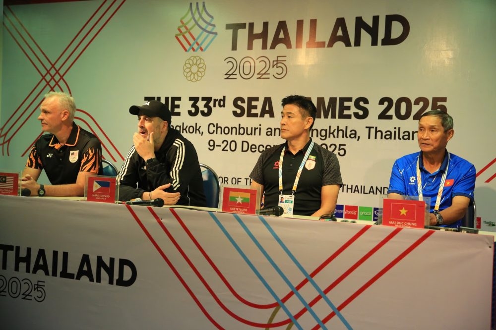 HLV Mai Đức Chung và các vị thuyền trưởng đội tuyển bóng đá nữ tại bảng B SEA Games 33. Ảnh: VFF.