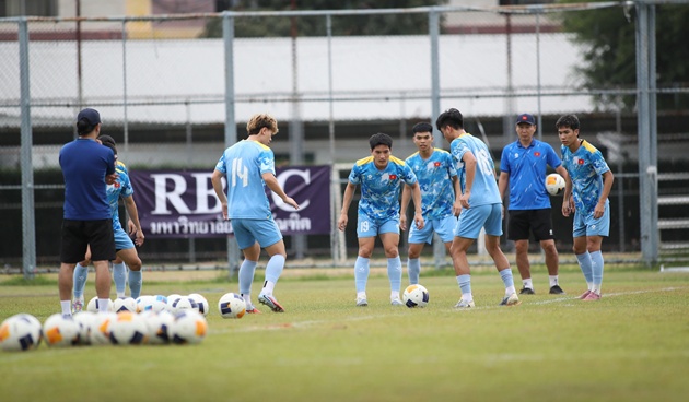 U22 Việt Nam tập luyện dưới thời tiết nắng gắt