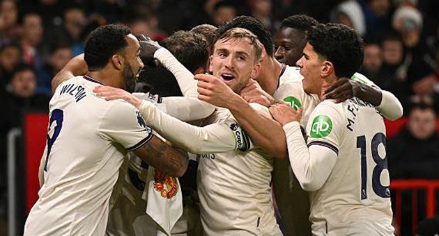 West Ham kiên cường giành lại 1 điểm từ tay Manchester United.