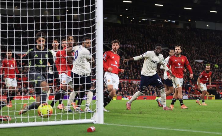 MU chia điểm đầy tiếc nuối với West Ham.