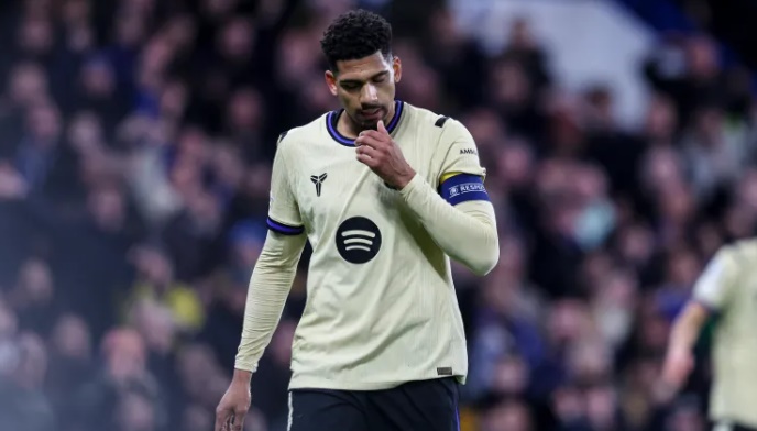 Barca vẫn đặt niềm tin vào Araujo.