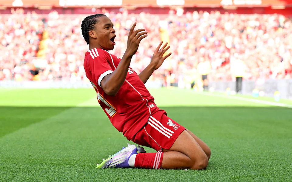 Rio Ngumoha là tâm điểm của cuộc tranh cãi gay gắt giữa Liverpool và Chelsea